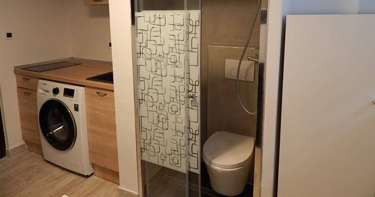 Garsonijera od 11 kvadrata u Zagrebu ima WC školjku u tuš kabini. Najam je 2120 kn