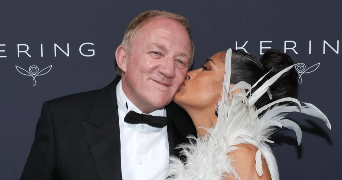 Salma Hayek zablistala u Cannesu i poljubila supruga milijardera pred fotografima