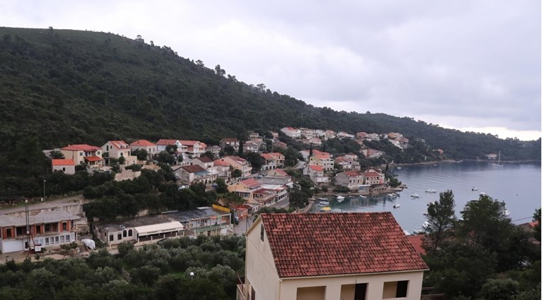 Plaža u Smokvici na Korčuli zagađena fekalijama