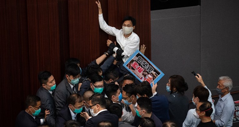 Prvi protuvladin prosvjednik u Hong Kongu priznao krivnju za pobunu, čeka ga zatvor