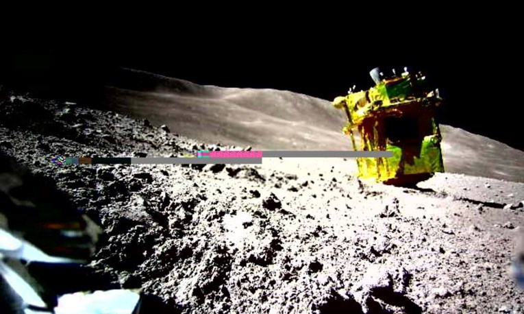 FOTO Japanci poslali prvu fotku s površine Mjeseca