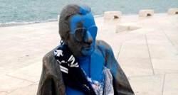 Netko je u Splitu plavom bojom zalio spomenik Miljenku Smoji