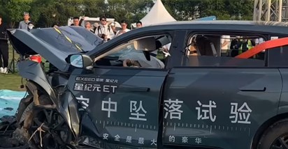 VIDEO Kineski proizvođač bacio auto s 32 metra, pogledajte snimku