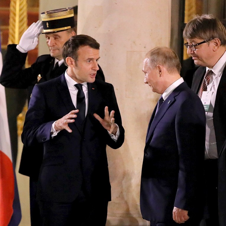 Rusija napala Macrona