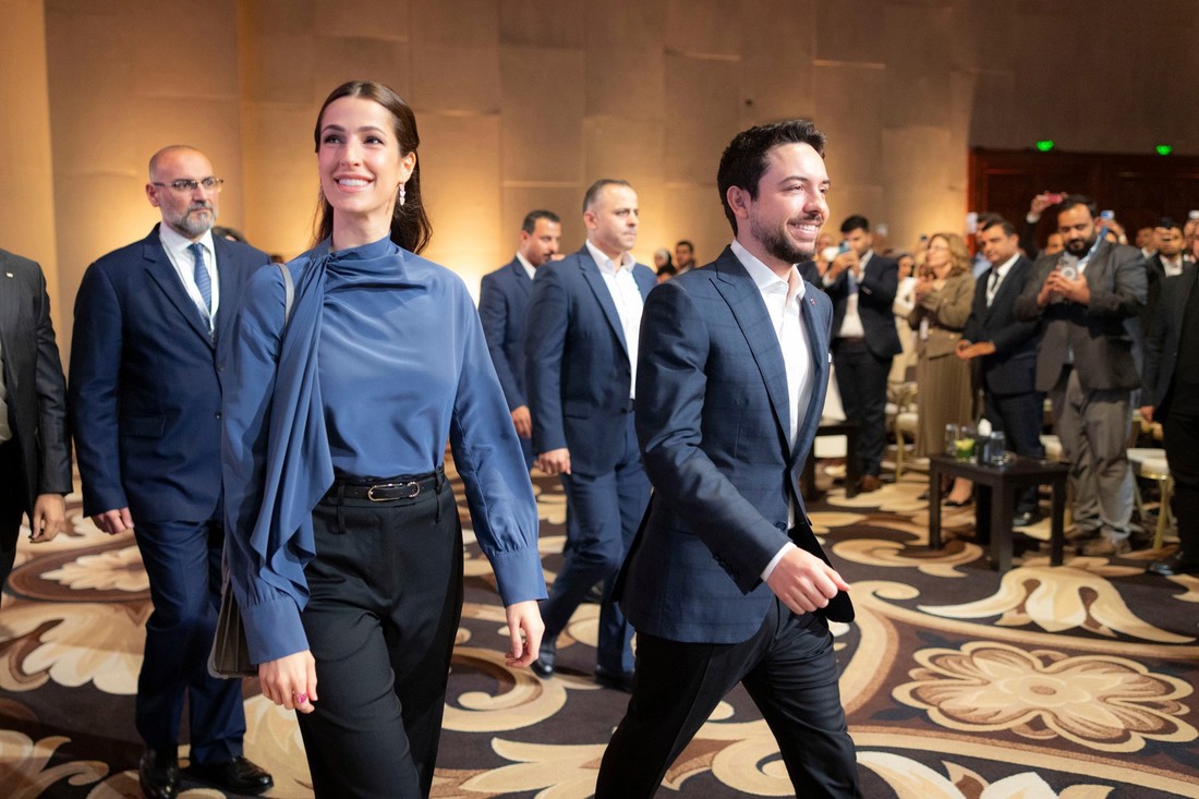 Princeza Rajwa od Jordana na forumu nosila elegantnu kombinaciju s YSL detaljima