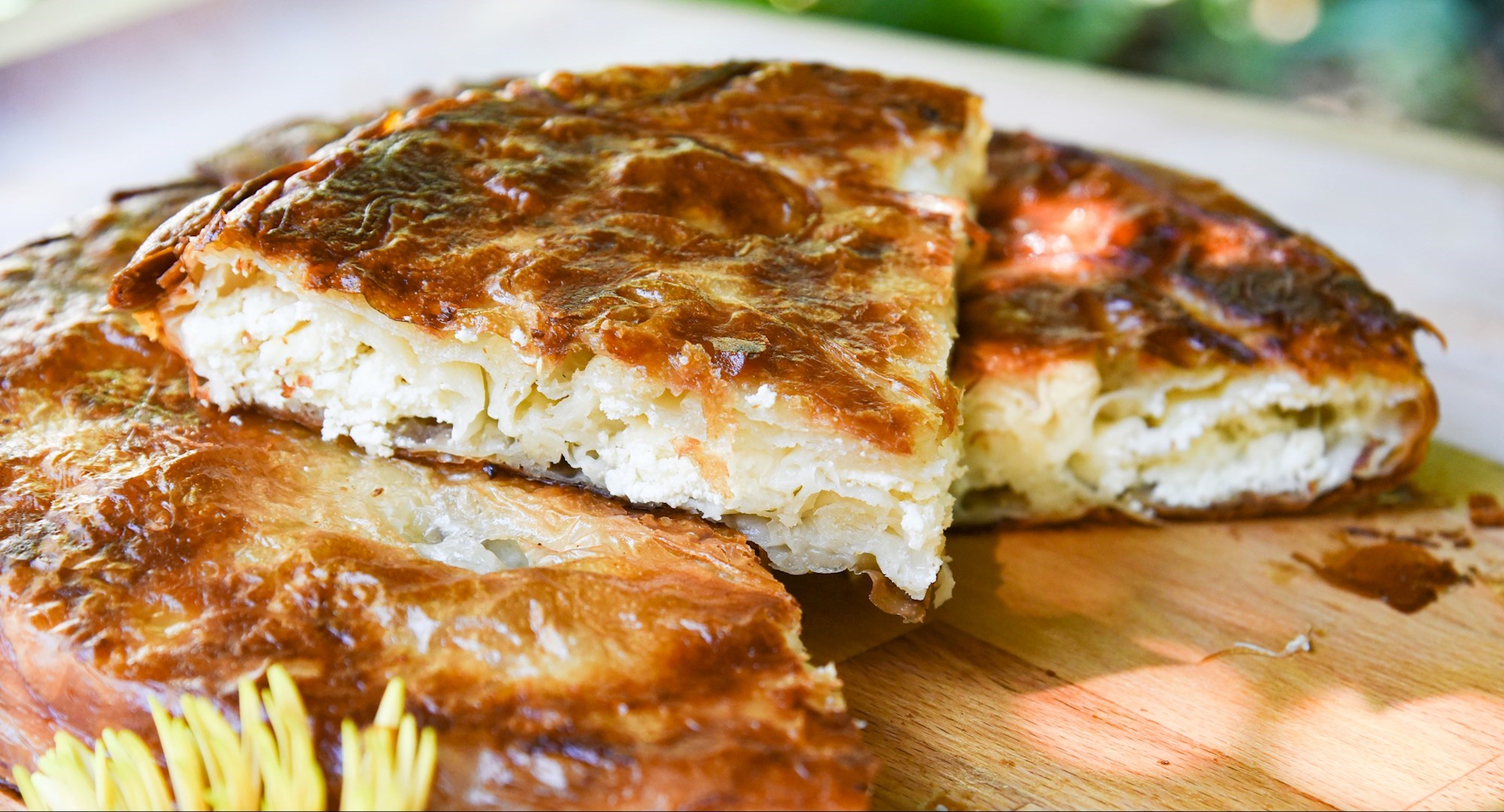 Ajmo malo o bureku od sira i kako ga doma napraviti da ispadne savršen