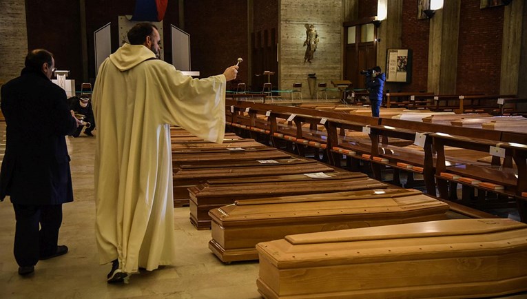 U malu talijansku crkvu lijesovi stižu svaki dan, a pogrebi se ne održavaju