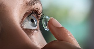 U kontaktnim lećama pronađeni potencijalno opasni spojevi. Je li to razlog za uzbunu?
