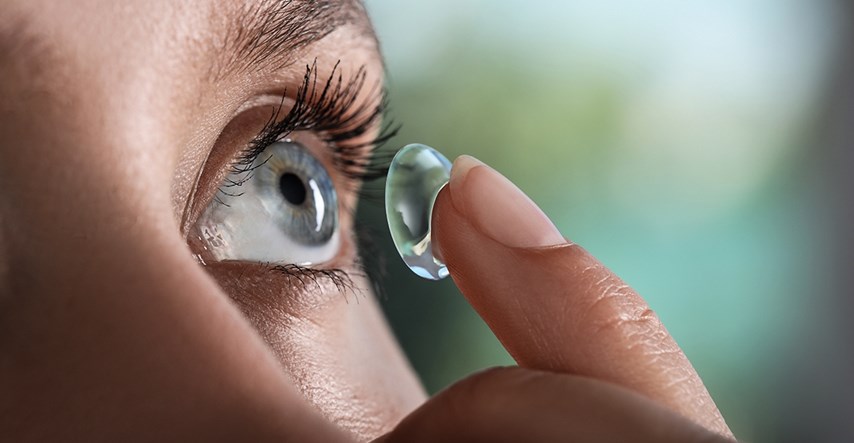U kontaktnim lećama pronađeni potencijalno opasni spojevi. Je li to razlog za uzbunu?