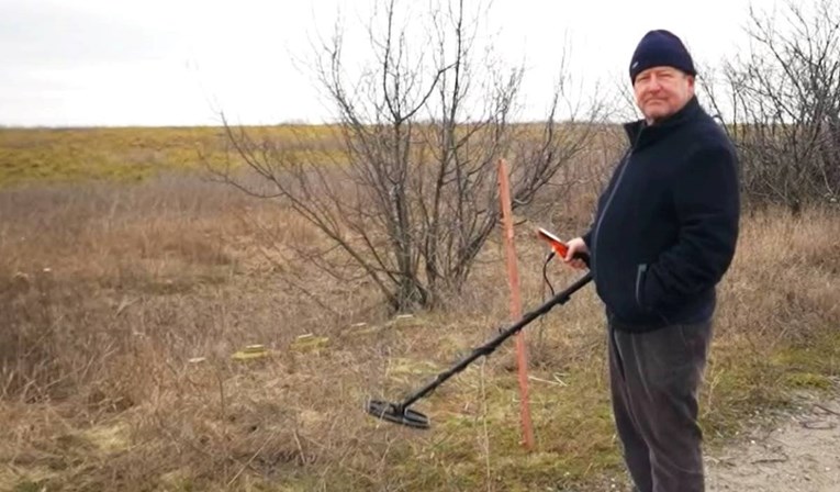 Poljoprivrednici u Ukrajini sami ručno vade mine: "Bojim se, ali moramo sijati"
