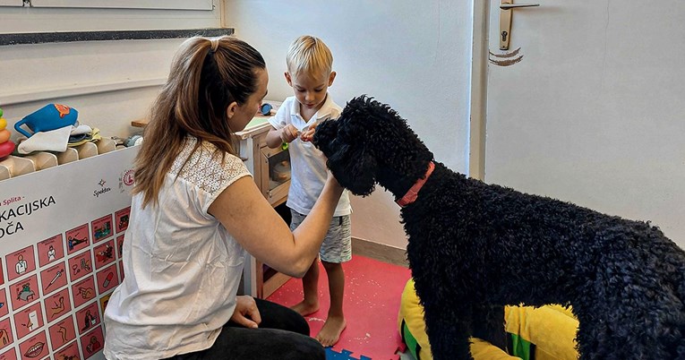 Ovo je Dora, terapijski pas koji pomaže najmlađim pacijentima