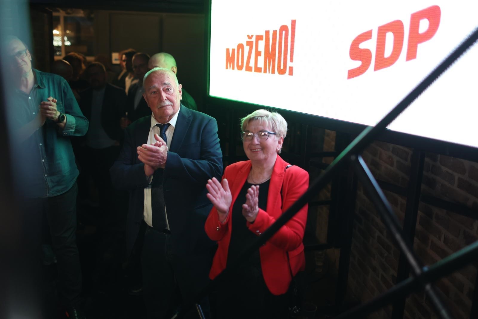 Uz Tomaševića u stožeru bili i roditelji, zagrlio ih je nakon govora