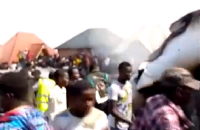 Putnički avion se srušio na kuće u DR Kongu, najmanje 24 mrtvih