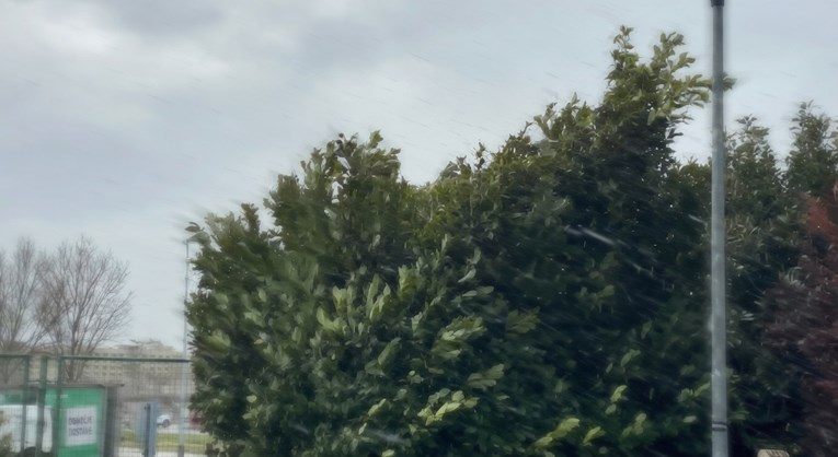 VIDEO Pogledajte udare vjetra u Zagrebu. Izdano crveno upozorenje