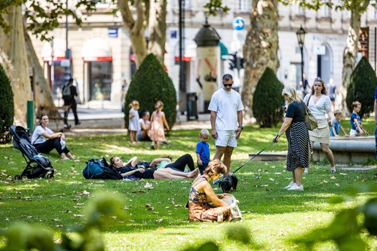 FOTO Zagrepčani potražili spas od vrućina u hladu Zrinjevca, neki su i zadrijemali