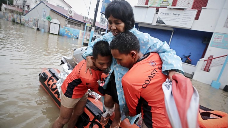 Raste broj mrtvih u poplavama na Filipinima