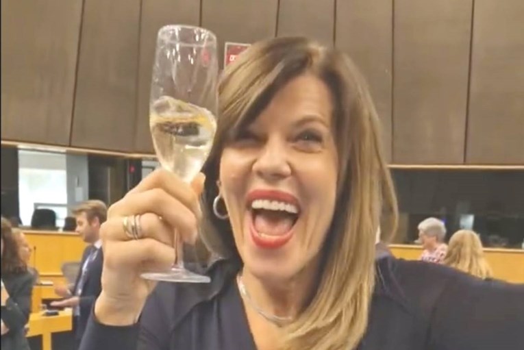 VIDEO Biljana Borzan slavi uz pjenušac: "Osigurala sam fenomenalan zakon"