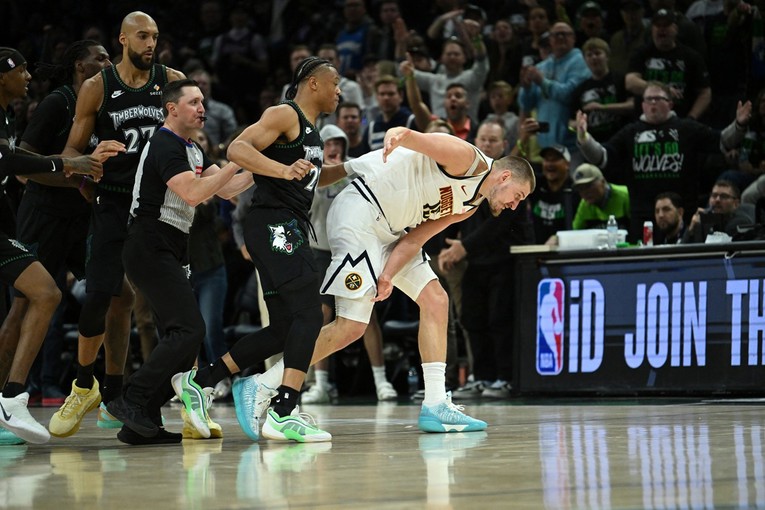 VIDEO Jokić udaren, guran na pod i okružen. Pomogao mu samo jedan suigrač