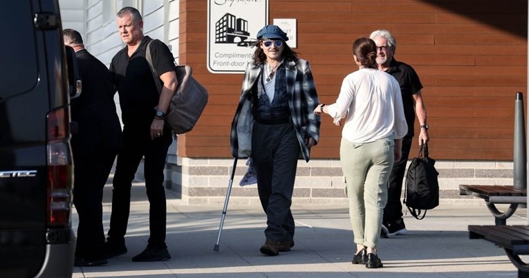 Johnny Depp zabrinuo obožavatelje, snimljen je kako hoda uz pomoć štapa
