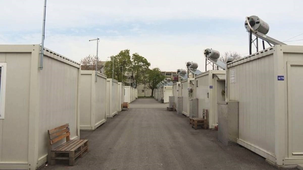 Treći Uskrs u kontejnerima u Petrinji: "Bez heklanja bih davno prolupala"