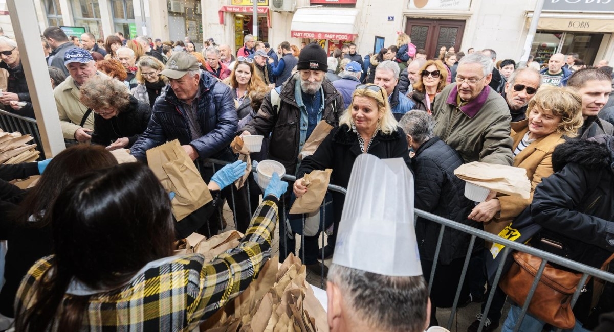 FOTO U Splitu podijeljeno 5000 porcija bakalara