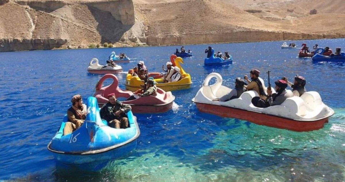 Internetom se proširile fotografije talibana kako se voze u šarenim pedalinama