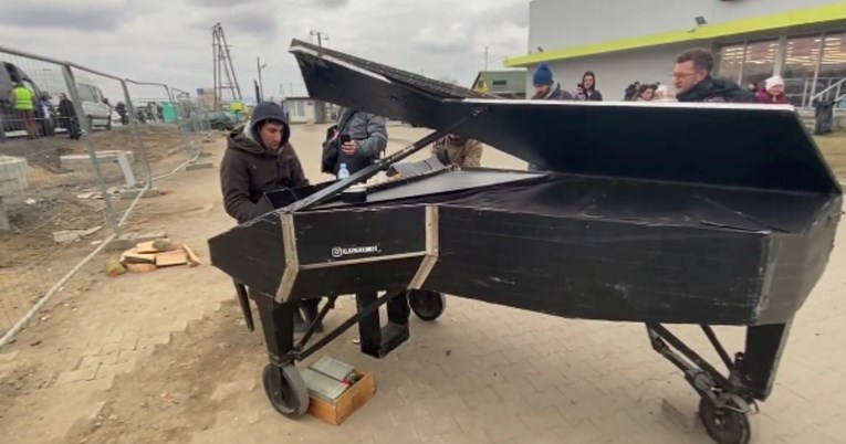 Širi se snimka: Njemački pijanist na granici Poljske i Ukrajine svira za izbjeglice