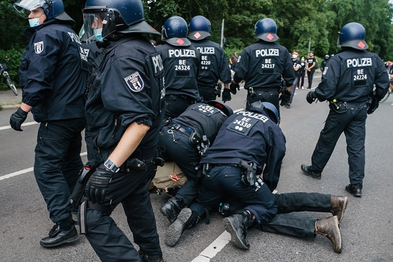 Na prosvjedima protiv korona-mjera u Berlinu privedeno oko petsto ljudi