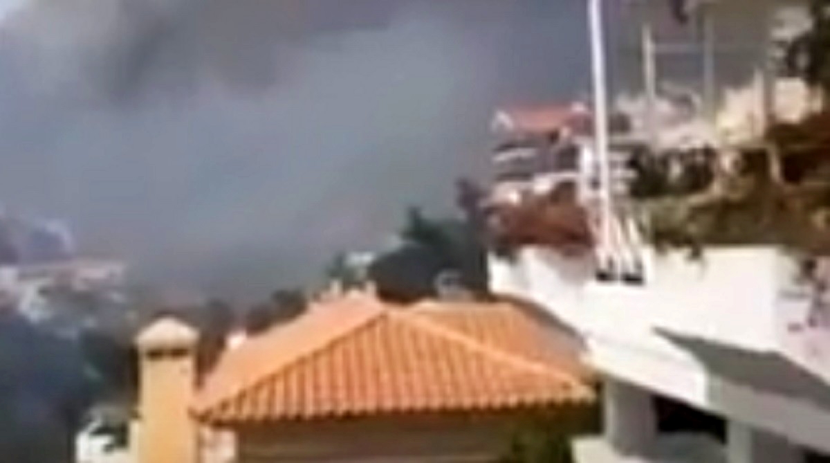 Veliki požar blizu Atene, oštećene kuće, auti...