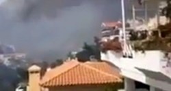 Veliki požar blizu Atene, oštećene kuće, auti...