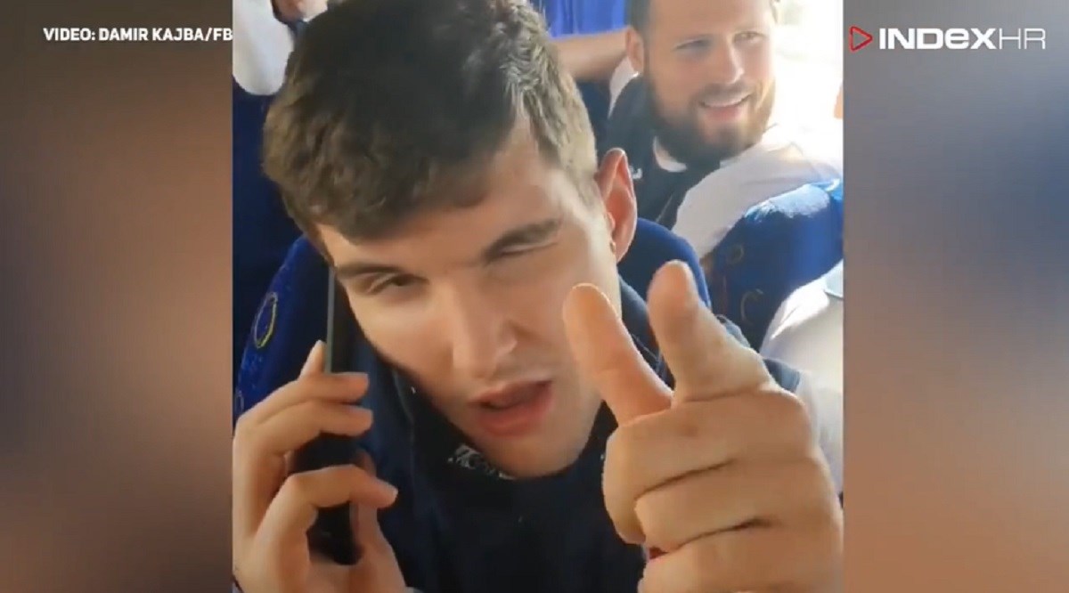 "Di su boce? Evo Halil zove malu...". Pogledajte atmosferu iz hrvatskog autobusa