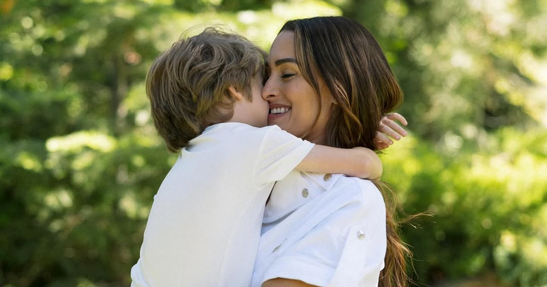 Fotka majke koja ljubi sina (5) u usta izazvala raspravu. Je li to primjereno?