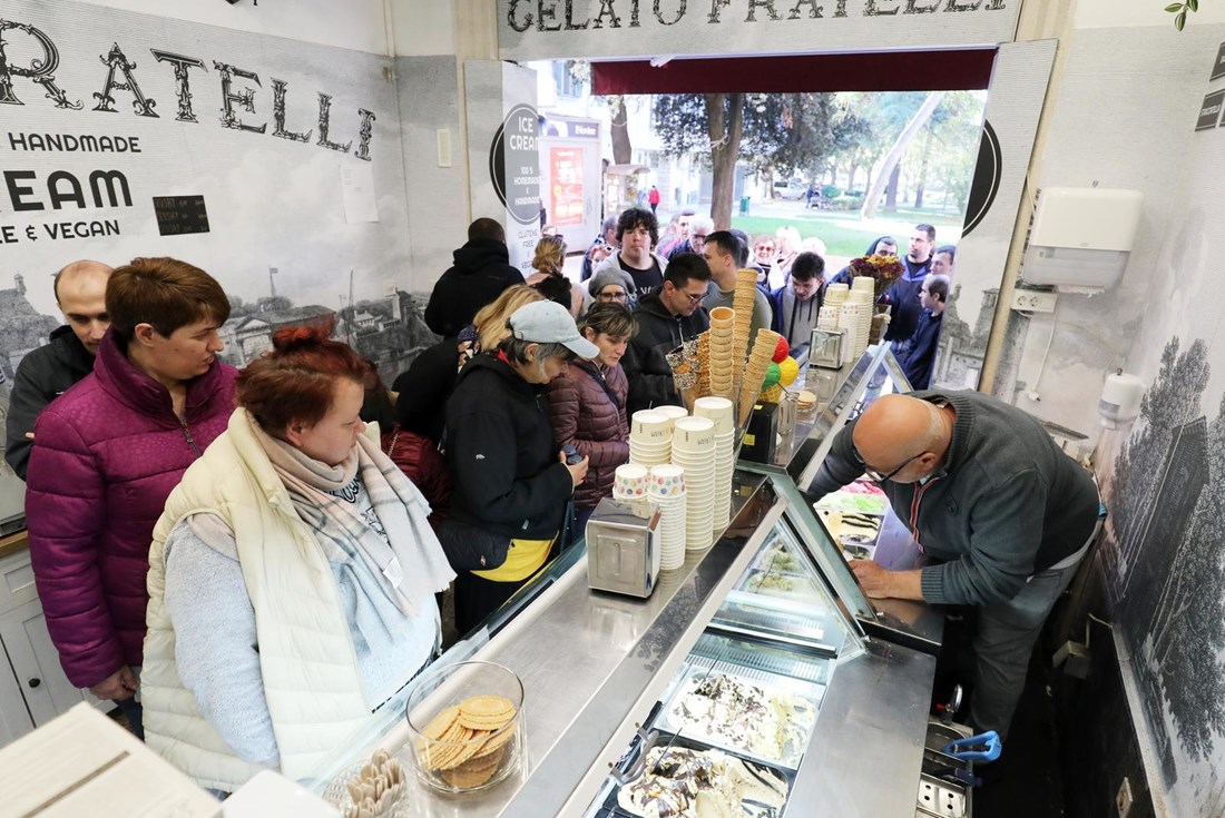 Pulska slastičarnica počastila sugrađane besplatnim sladoledom povodom kraja sezone