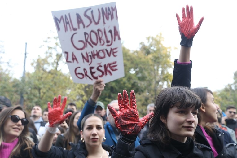 FOTO "Apsolutna vlast, apsolutna odgovornost". Ovo su poruke s beogradskog prosvjeda