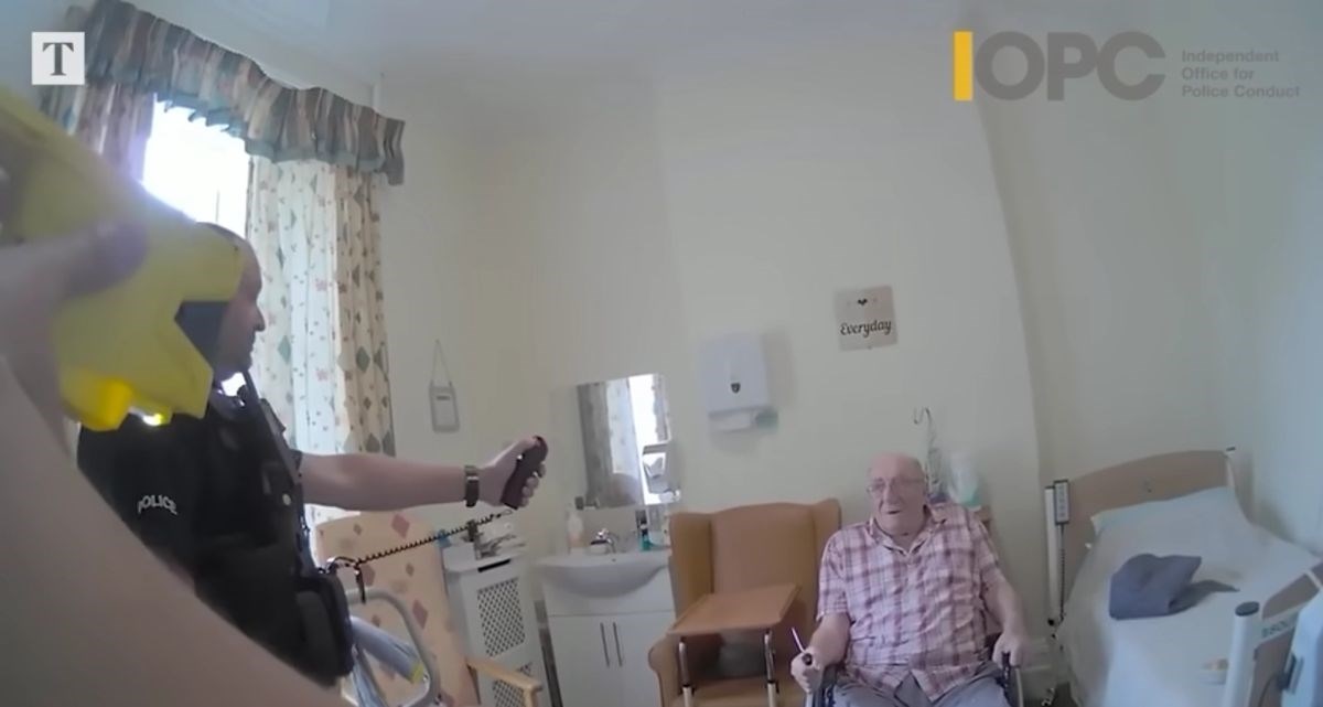 Engleski policajci suzavcem i elektrošokerom gađali invalida (92). Sud ih oslobodio