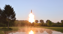 Sjeverna Koreja: Testirali smo novu raketu. Može nositi super veliku bojnu glavu