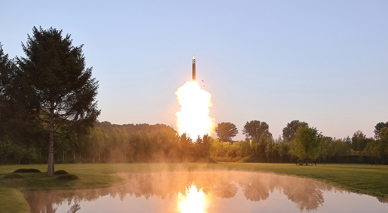 Sjeverna Koreja: Testirali smo novu raketu. Može nositi bojnu glavu od 4.5 tona