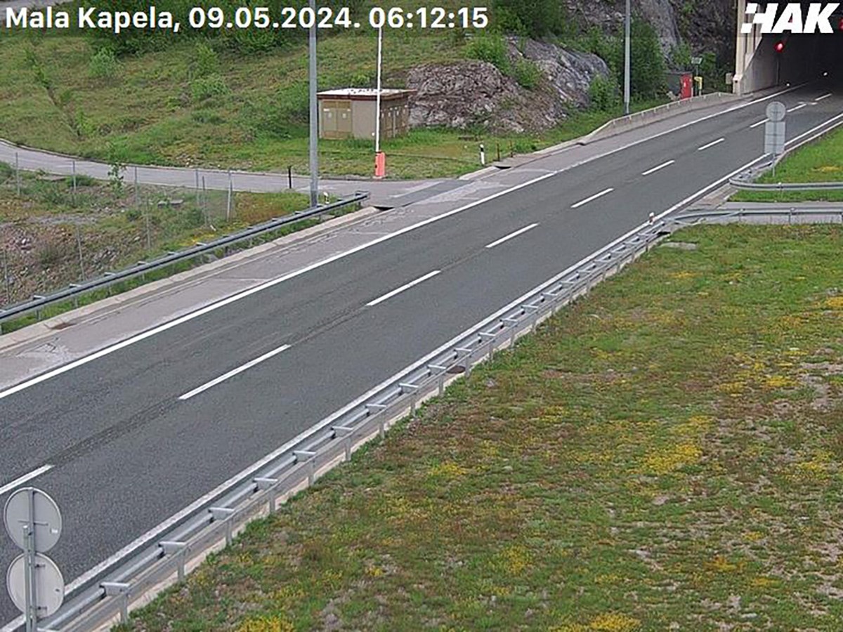 Vozilo u kvaru kod Kapele, zbog vjetra neke dionice otvorene samo za osobna vozila