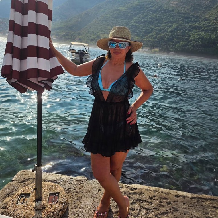 Neda Ukraden (76) pozirala u jacuzziju, fotke izazvale komentare: "Fotošop"
