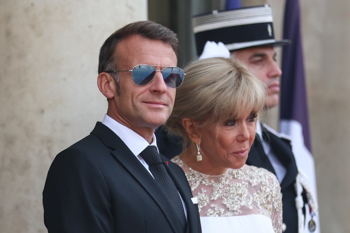Macronove sunčane naočale opet su tema dana. Zbog njih je jednom pao i jedan web shop
