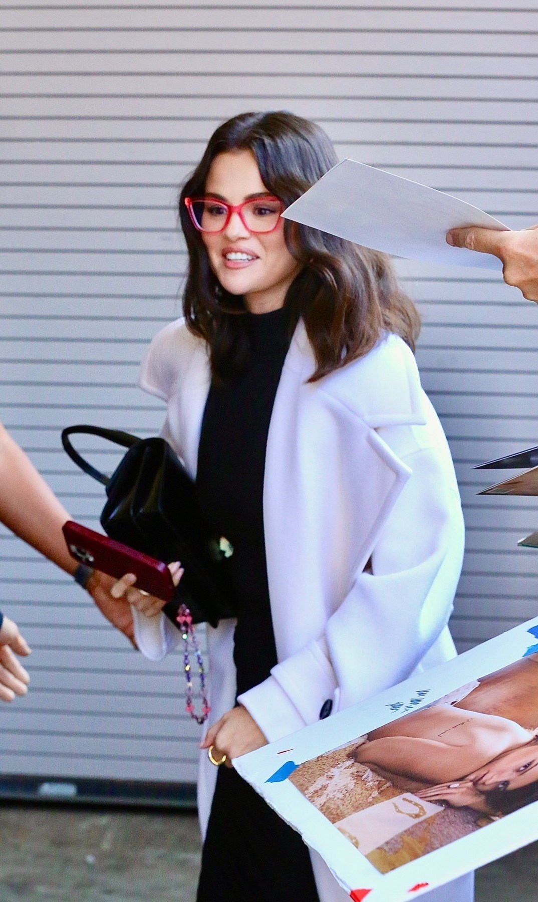 Selena Gomez spojila crnu haljinu i japanke s petom koje su hit među zvijezdama