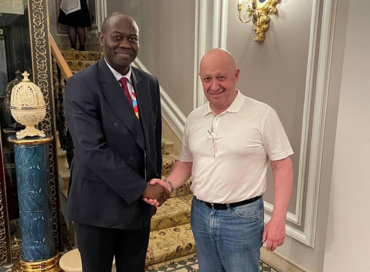 FOTO Prigožin na summitu Rusije i Afrike, rukuje se s afričkim dužnosnikom