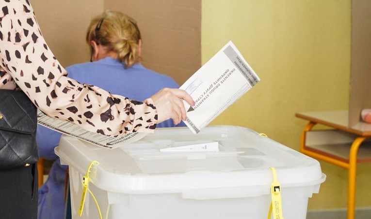 Žena u BiH prilikom glasanja koristila olovku s kamerom