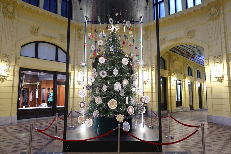 Božićno drvce postavljeno u Oktogonu ove godine ima posebne ukrase