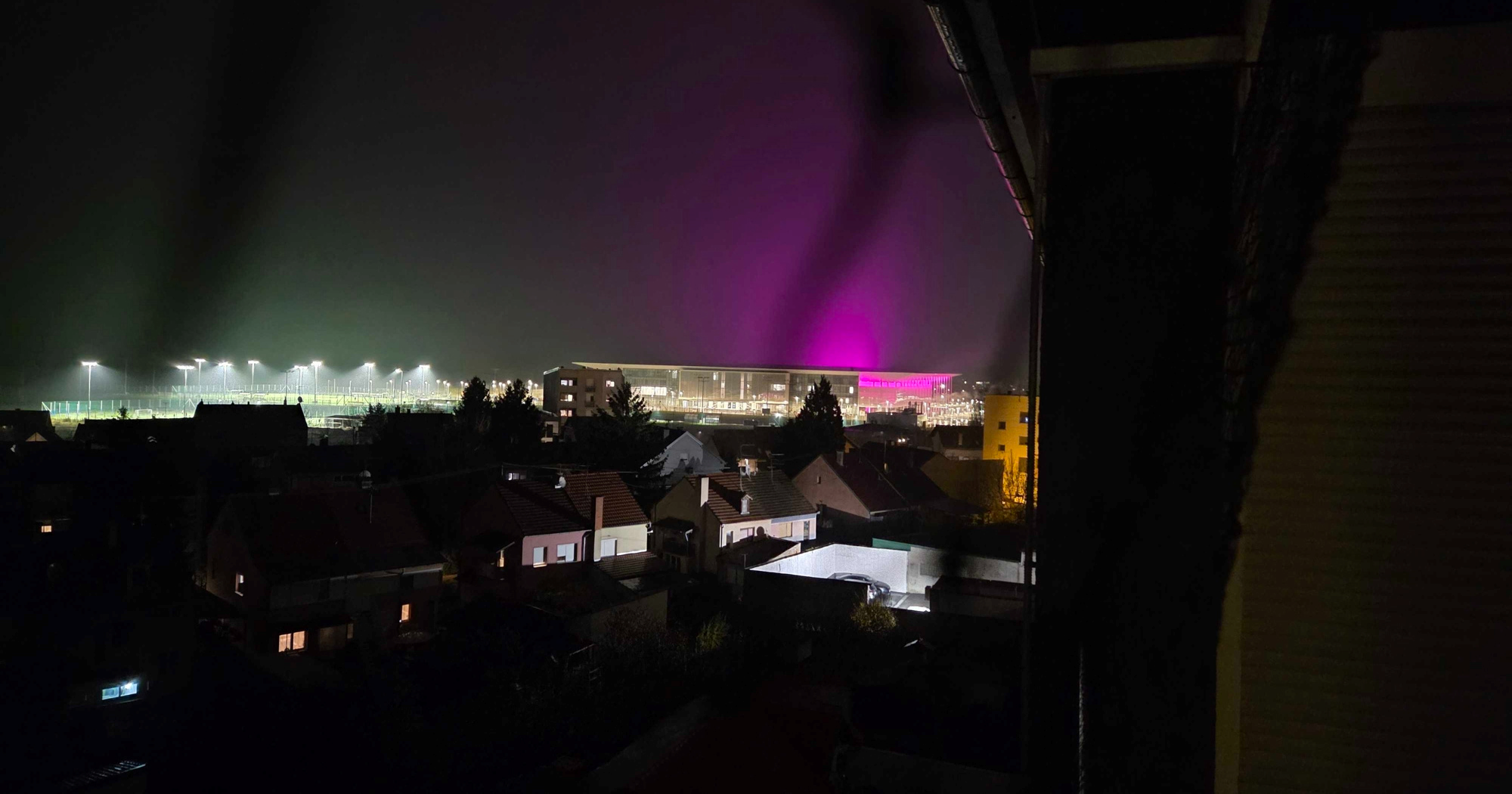Osječane zbunilo ljubičasto svjetlo. Nije aurora, već - Opus Arena