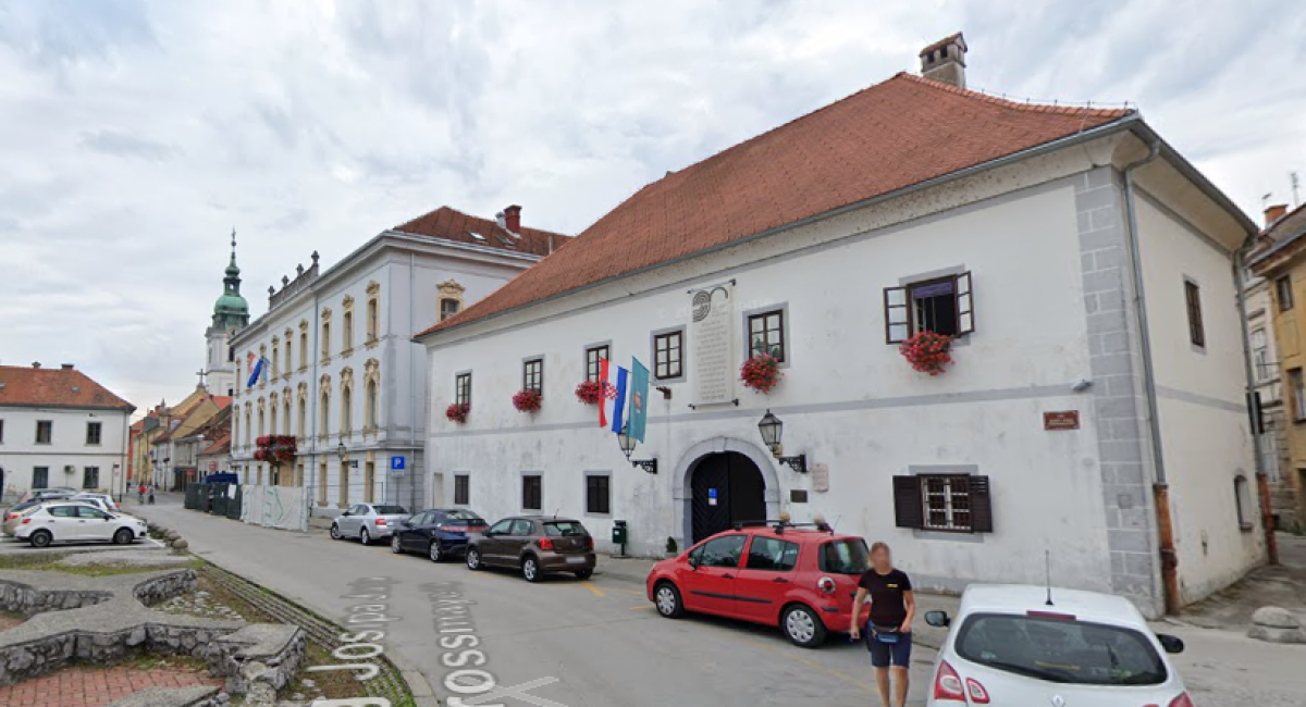 Žena mu je šefica odjela za kulturu, on je u HDZ-u. Postao je šef muzeja u Karlovcu