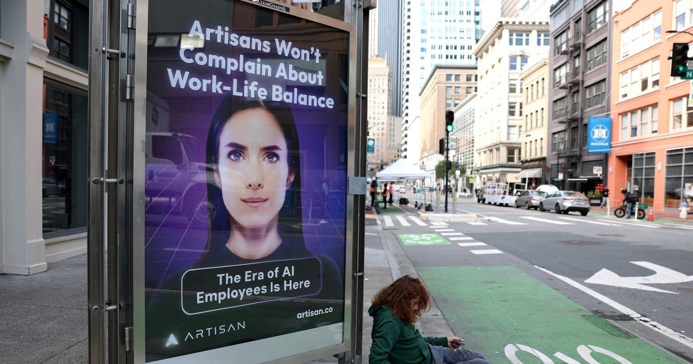 Plakati u Londonu: Prestanite zapošljavati ljude, AI radnici ne idu na godišnji