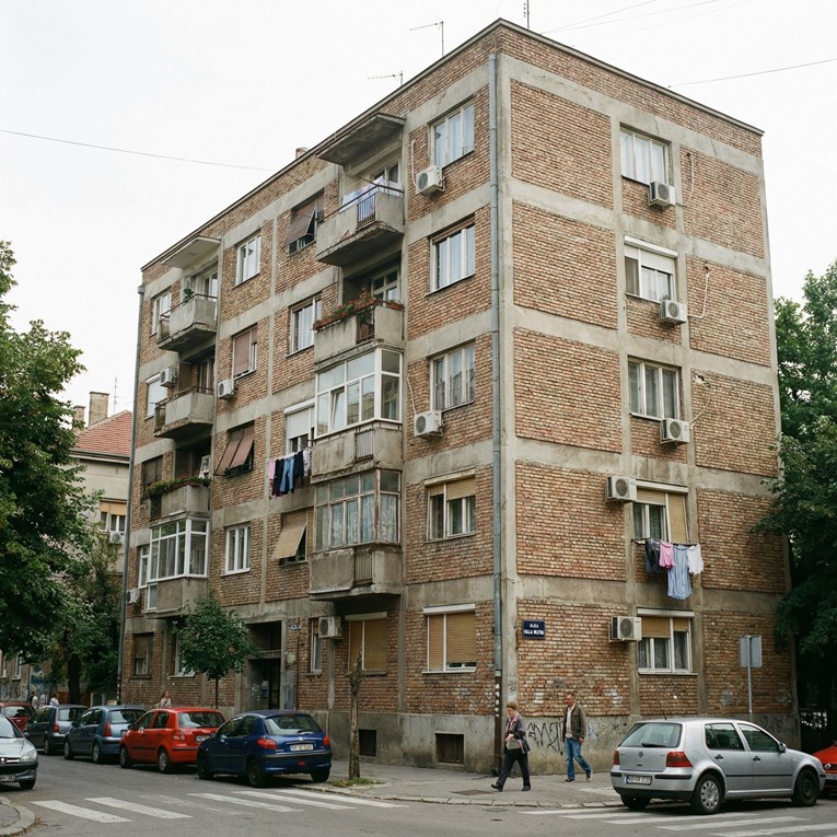 Smrad se danima širio zgradom u Beogradu. U jednom stanu pronađen leš u fazi raspadanja