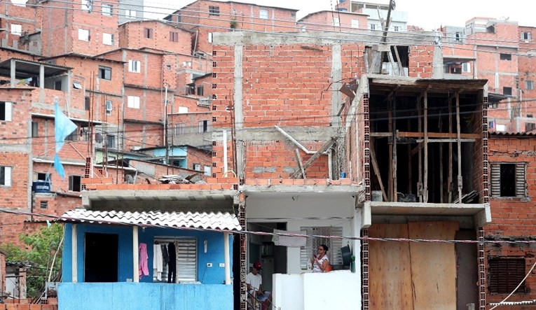 Zbog koronavirusa zabranjene policijske racije u brazilskim favelama