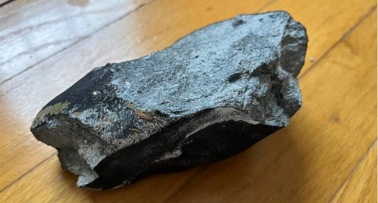 Meteorit pogodio kuću u SAD-u, probio krov: "Kada sam ga primila, bio je još topao"
